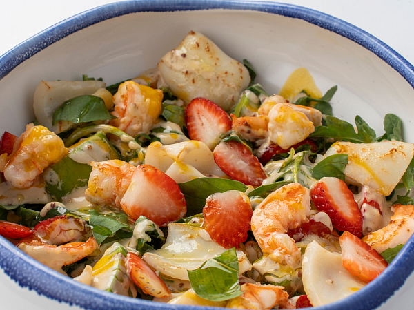 Салат с морепродуктами и манговым соусом