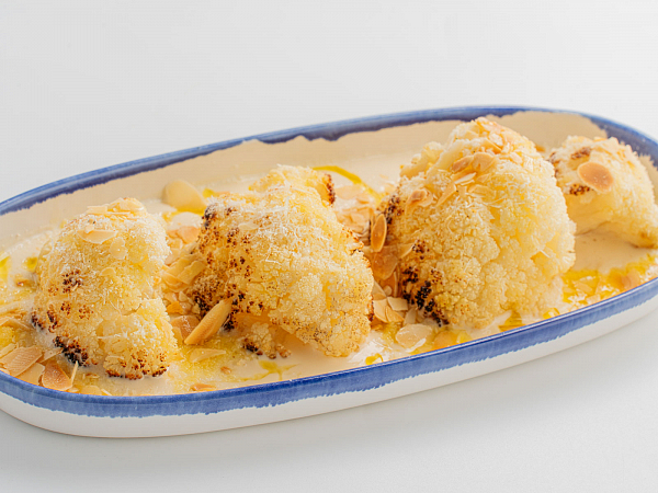 Цветная капуста с соусом из пармезана с миндалем