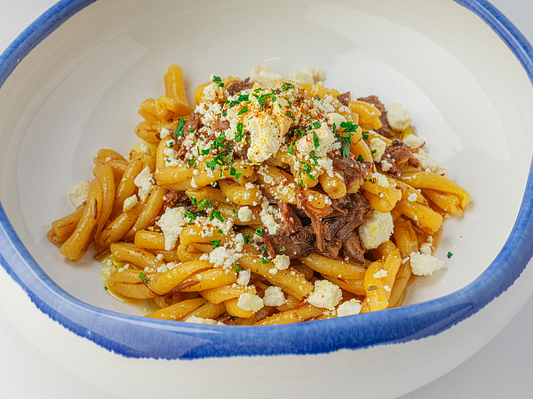 Казарече с томлеными телячьими щечками