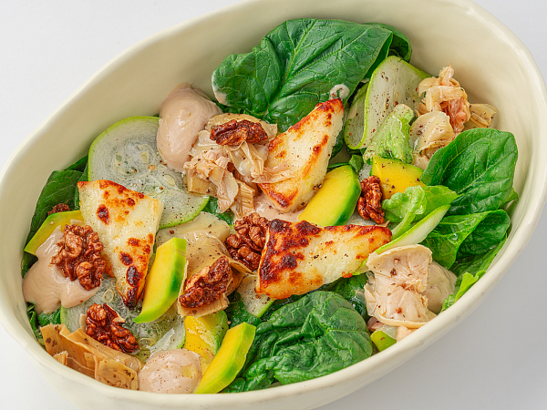 Зелёный салат с артишоками и запечённым халуми