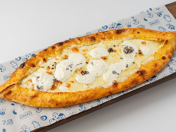 Пиде со страчателлой и трюфелем