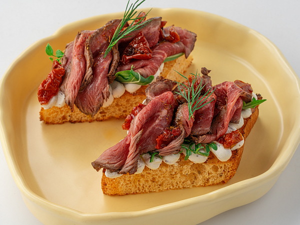 Дакос с ростбифом