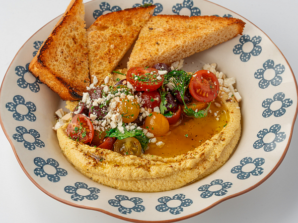 Хумус с томатами черри и копченым сыром фета