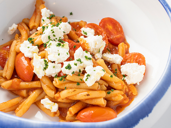 Казарече в томатном соусе с брынзой