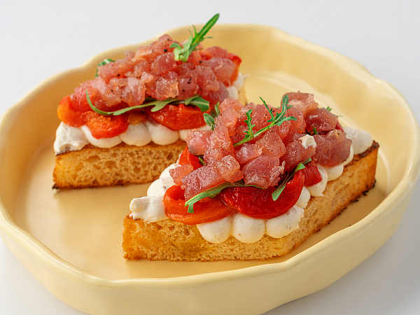 Дакос с тунцом