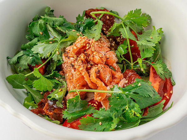 Салат с лососем и страчателлой